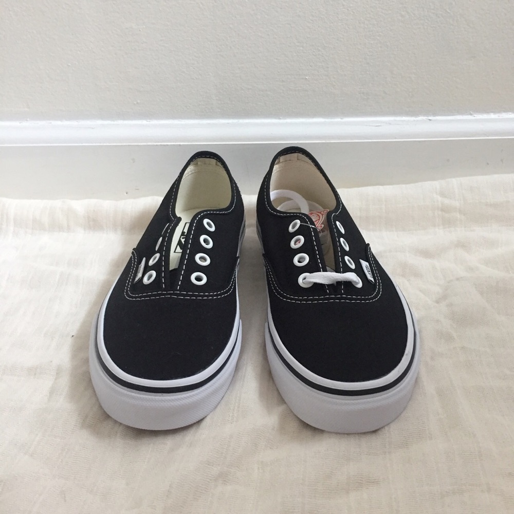 Low Top Authentic Black Vans